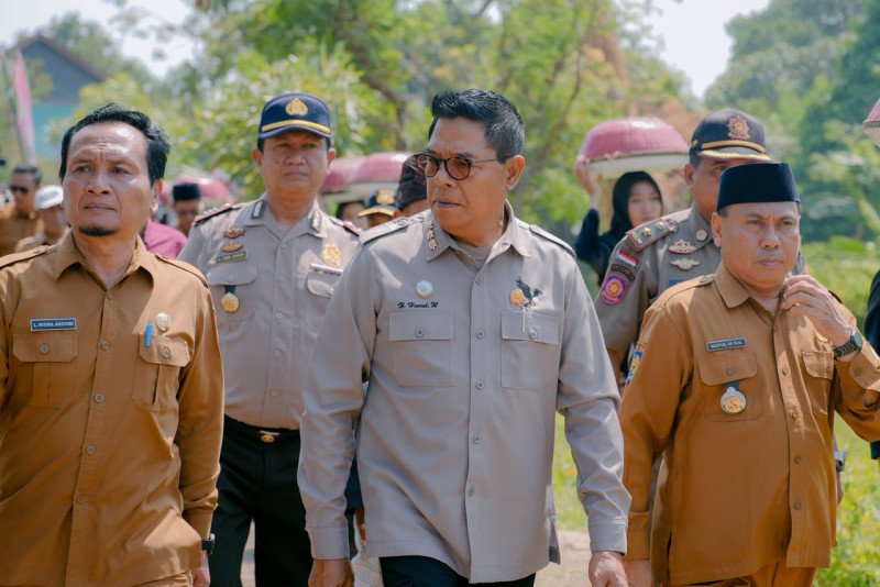 Foto Suasana Saat Bupati Drs. H. Haerul Warisin, M.Si Yang Ditemani Oleh Kadis Pertanian Lotim (Lalu Fathul Kasturi, SP) Bersama Camat Sambelian (Mastur, SP., M.Si) Gawe Adat Selametan Otak Reban di Desa Sambelia, Senin (20/10/2026) (PKP Lotim) Foto Suasana Saat Bupati Drs. H. Haerul Warisin, M.Si Yang Ditemani Oleh Kadis Pertanian Lotim (Lalu Fathul Kasturi, SP) Bersama Camat Sambelian (Mastur, SP., M.Si) Gawe Adat Selametan Otak Reban di Desa Sambelia, Senin (20/10/2026) (PKP Lotim)